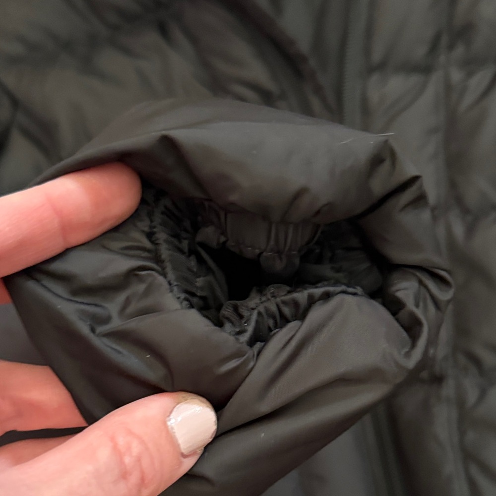 The North Face Women's Classic Black Puffer Jacket - Picture 6 of 9